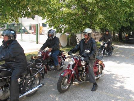 Razstava starodobnih vozil in vožnja po občini 21